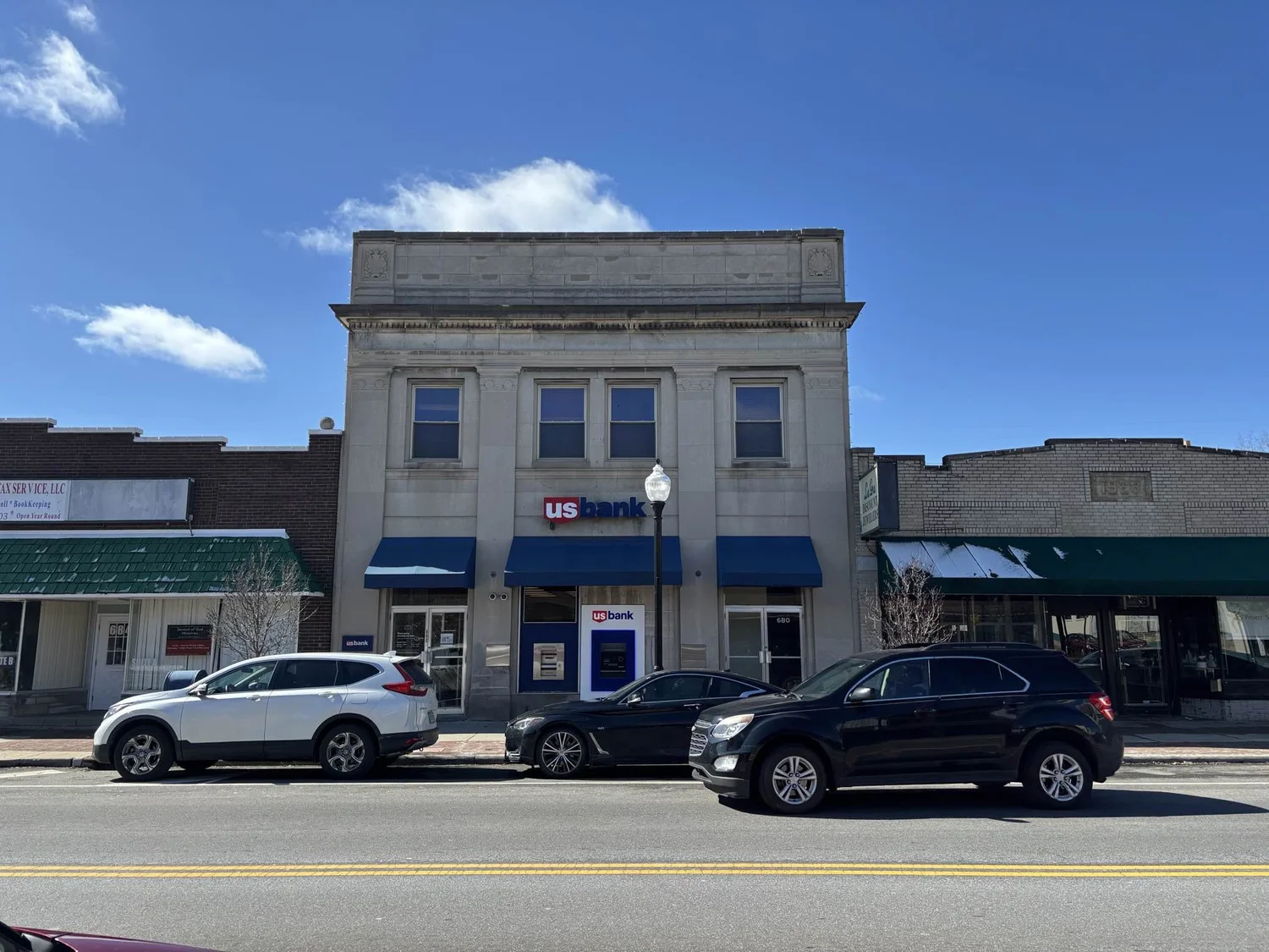 US Bank building on Broadway Avenue
